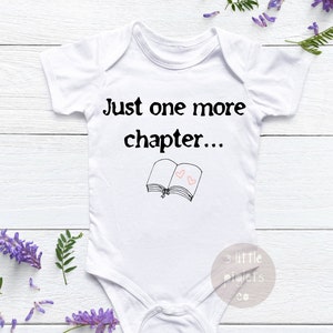 Just One More Chapter..., zwangerschapsaankondiging voor boekenliefhebbers, boekenliefhebbers-onesie®, zwangerschapsonthulling voor boekenliefhebbers