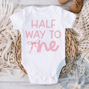Auf halbem Weg zu einem rosa Bogen Halber Geburtstag Outfit kokett Bogen sechs Monat Geburtstag Mädchen 1/2 Geburtstag Shirt 1/2 Weg zu einem auf halbem Weg zum 1 Geburtstag