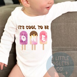 It&#39;s Cool To be One Popsicle Erster Geburtstag 1. Geburtstag Outfit Mädchen 1. Geburtstag Sommer Erster Geburtstag Popsicle Geburtstagskind Onesie®