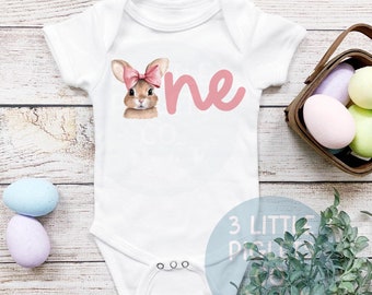 Bunny Erster Geburtstag Onesie® - Einige Hase ist EINS, Ostern 1st Geburtstagsparty, Koquette Bow Geburtstag, Mädchen Erster Geburtstag Bodysuit