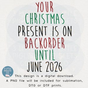 Könnte beinhalten: Ein digitales Download-Design mit dem Text "YOUR CHRISTMAS PRESENT IS ON BACKORDER UNTIL JUNE 2026" in Rot, Grün und Schwarz. Das Design enthält den Text "This design is a digital download. A PNG file will be included for sublimation, DTG or DTF prints."