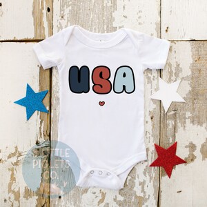Roupa de bebê 4 de julho, coração dos EUA Baby Onesie®, linda roupa de bebê 4 de julho, bebê dos EUA, 4 de julho, primeiro 4 de julho, patriótico fofo
