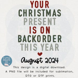 Könnte beinhalten: Ein digitales Download-Design mit dem Text "YOUR CHRISTMAS PRESENT IS ON BACKORDER THIS YEAR" in Rot, Grün und Grau. Der Text "August 2024" steht darunter, mit einem roten Herz. Das Design enthält eine PNG-Datei für die Sublimation.