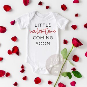 Kleiner Valentinstag kommt bald, Valentinstag Schwangerschaftsankündigung, Schwangerschaftsankündigung Onesie®, Valentinstag Baby Onesie®