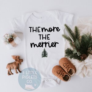 Weihnachten Baby Ankündigung Onesie® Je mehr, desto lustiger Weihnachten Schwangerschaft Ankündigung Onesie® Winter Baby Reveal Weihnachten Baby Reveal