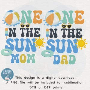 Könnte beinhalten: Ein digitales Download-Design mit den Texten "ONE IN THE SUN MOM" und "ONE IN THE SUN DAD" im Retro-Stil. Das Design umfasst Strandbälle, Sonnenbrillen, Eis am Stiel, Sonnen und Schwimmreifen. Für Sublimation, DTG oder DTF-Drucke.