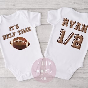 Halve verjaardag voetbal voetbalthema baby-outfit 1/2 verjaardag gepersonaliseerde voetbal babyromper® 6 maanden verjaardag outfit It&#39;s Half Time