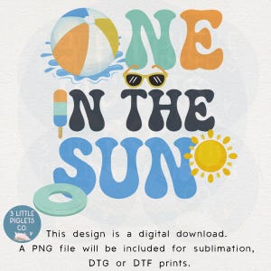 Puede incluir: Diseño digital con la frase "ONE IN THE SUN" en estilo retro. El diseño incluye una pelota de playa, gafas de sol, un helado, un sol y una boya. También se incluye el texto "3 LITTLE PIGLETS CO."