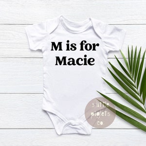N wie Name, Alphabet Bodysuit, Baby-Krankenhaus-Outfit, Babypartygeschenk, Boho-Baby-Namens-Enthüllung Onesie®, natürlicher Bodysuit