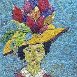 Peut inclure: Une œuvre de crochet de tapis représentant une personne portant un chapeau jaune surmonté d'un groupe de fleurs colorées. La personne a les cheveux noirs et un visage souriant. L'arrière-plan est un motif bleu et vert.