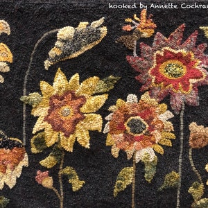 Peut inclure: Un tapis crocheté avec un fond foncé représentant une variété de fleurs colorées. Les fleurs sont dans des tons de rouge, orange, jaune et marron. Le tapis est réalisé avec une variété de points et de textures différents.