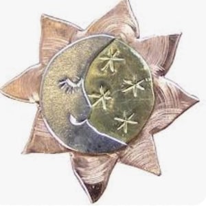 May include: A celestial-themed metal brooch with a crescent moon, stars, and a sunburst design. The brooch has gold, silver, and bronze tones. A unique and artistic accessory, suitable for adding a touch of whimsy to any outfit.