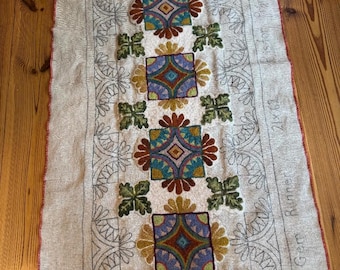 Tapis Lotus Gem Runner, un modèle de tapis crocheté par P is for Primitive