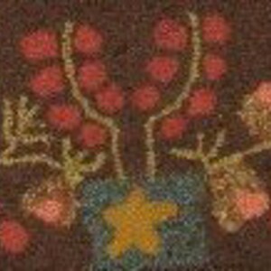 Peut inclure: Un tapis rectangulaire marron cousu à la main avec un motif floral. Le tapis présente des fleurs stylisées, des baies et une étoile dans des tons orange, jaune, vert et bleu. Le motif du tapis est symétrique.
