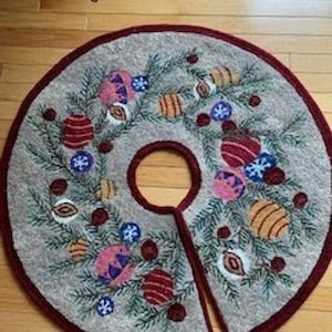 Simple Bounty Tree Skirt,  P is For Primitive Design, on Unbleached Linen, Pattern Only