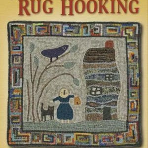 Peut inclure: Un livre intitulé Wide Cut Primitive Rug Hooking par Wendy Miller. La couverture présente un motif de tapis crocheté avec un oiseau bleu foncé sur une branche, une personne en robe bleue, un chat noir et une grande maison, encadrés par une bordure géométrique colorée.
