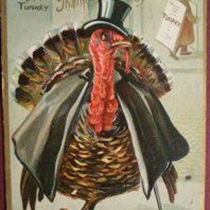Peut inclure: Une carte postale vintage de Thanksgiving représentant une dinde de dessin animé portant un chapeau haut de forme, une cape et tenant une canne. La dinde se tient devant un restaurant avec le texte "Roast Turkey" et "Serving Day" sur l'enseigne. Le texte "O, yes! I'm STARRED ON THE BILL!" est en bas de la carte postale.