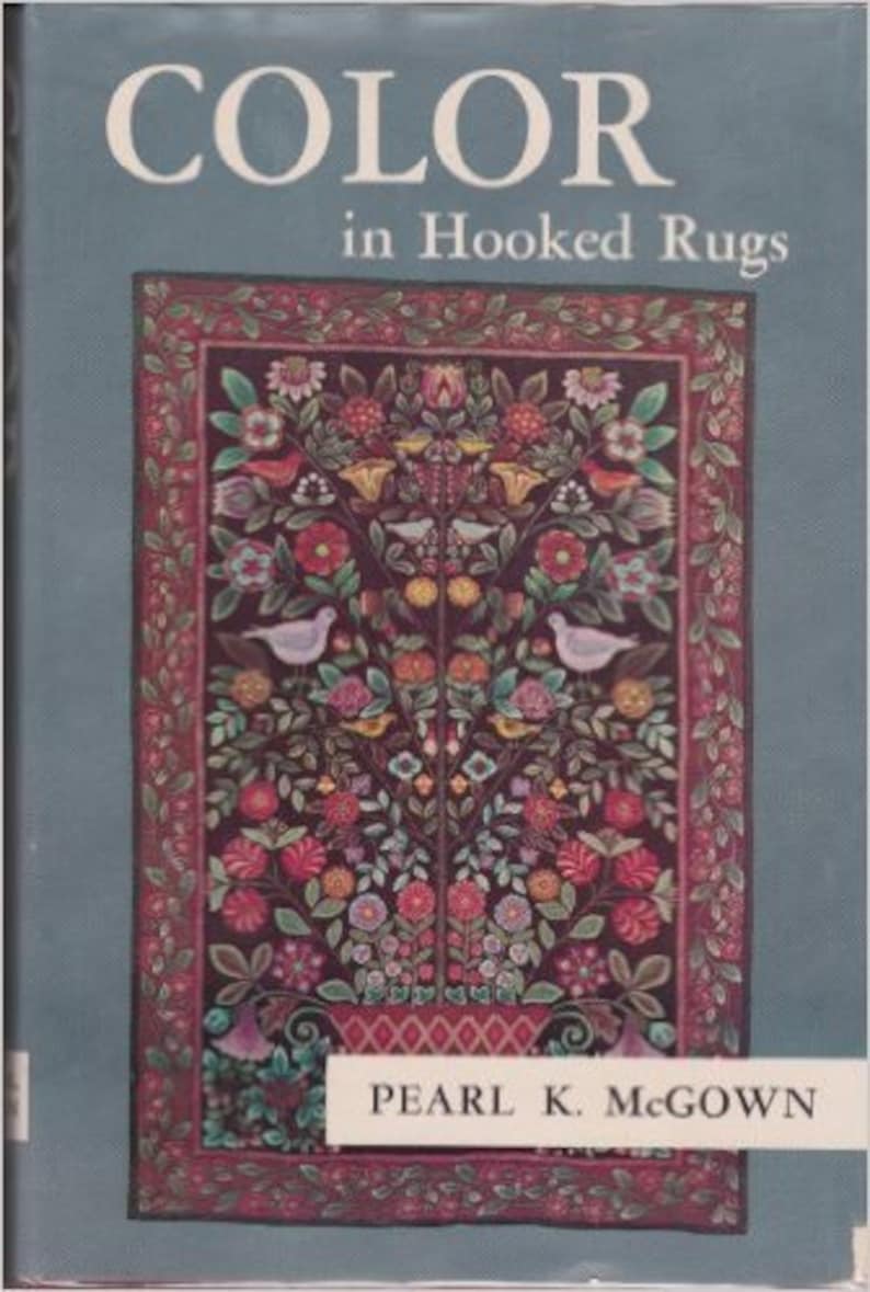 Może przedstawiać: Okładka książki z tytułem "COLOR in Hooked Rugs" i nazwiskiem autora "PEARL K. McGOWN". Okładka przedstawia kolorowy wz&oacute;r dywanu tkanego na szydełku z drzewem, ptakami i kwiatami.
