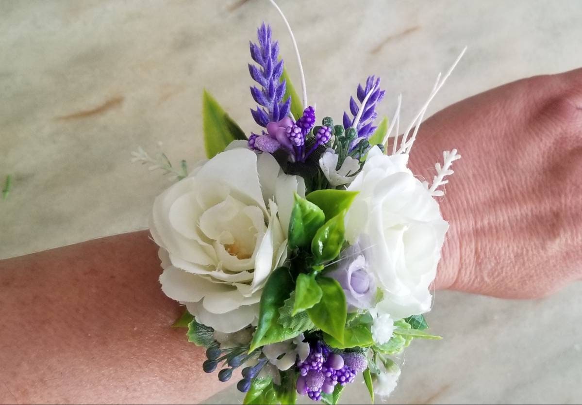 Flieder \u0026 Weiße Blumen Handgelenk Corsage: Perlenarmband - Etsy Österreich, image size:1199x835