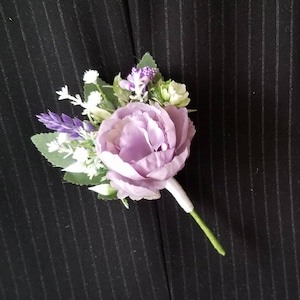 Boutonnière pivoine lilas : épinglette de mariage violette