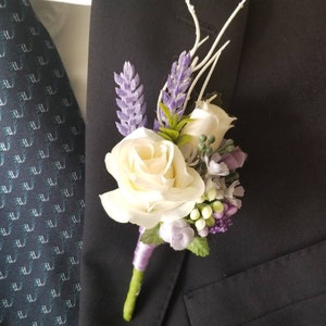 Boutonniere de violeta y rosa blanca: ojal de boda hecho a mano