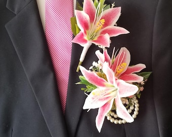 Set met corsage en boutonnière fuchsia galabal, parelarmband zijdebloem