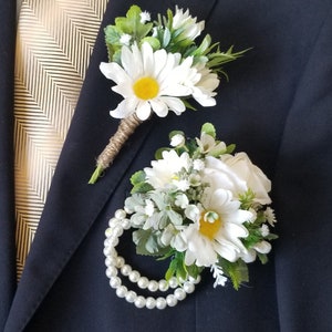 Daisy corsage and boutonniere set, White pearl bracelet corsage and boutonniere set, White prom set, White prom, Daisy wristlet set.