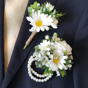 Daisy corsage and boutonniere set, White pearl bracelet corsage and boutonniere set, White prom set, White prom, Daisy wristlet set.