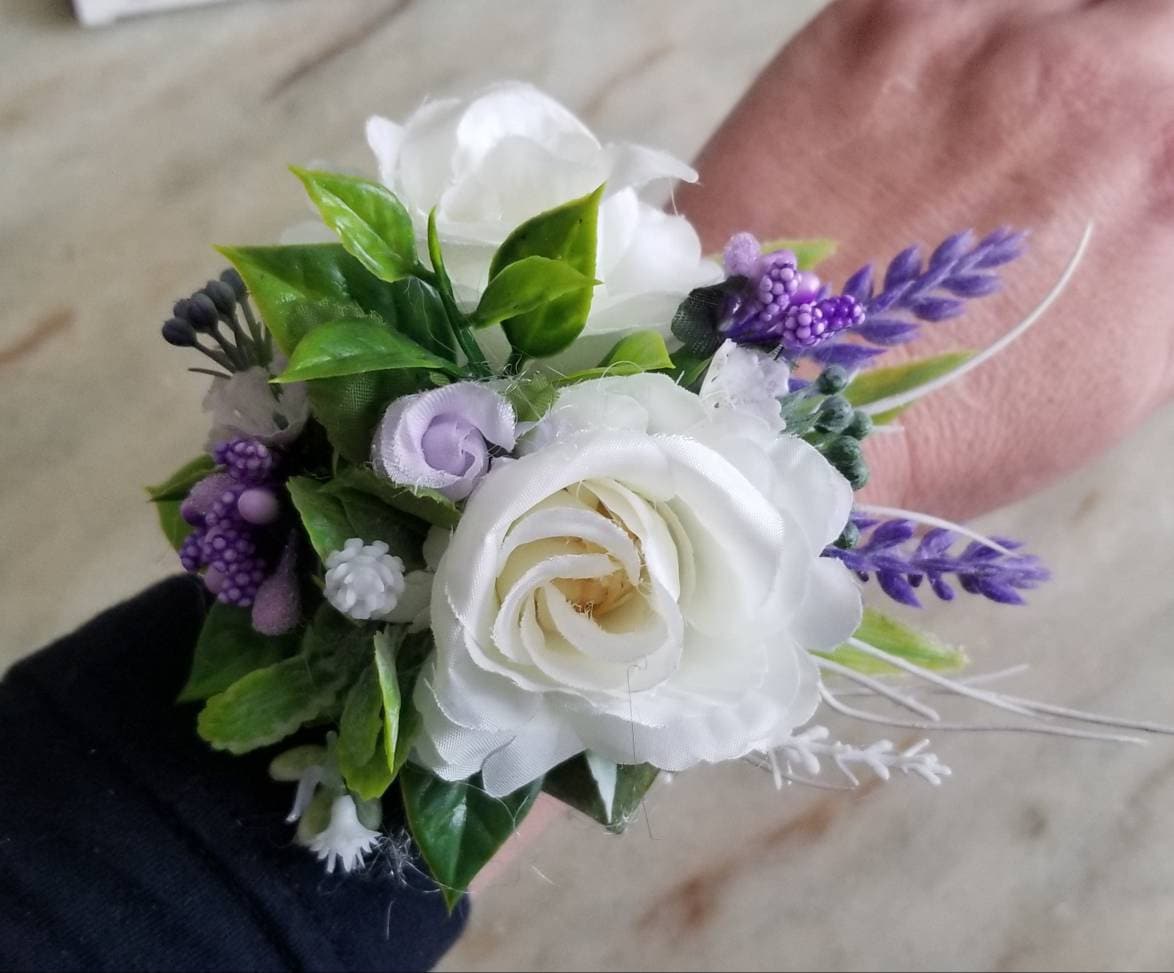 Flieder \u0026 Weiße Blumen Handgelenk Corsage: Perlenarmband - Etsy Österreich, image size:1174x973