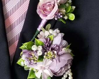Conjunto de ramillete y boutonniere de graduación color lila: pulsera de perlas y flores de seda