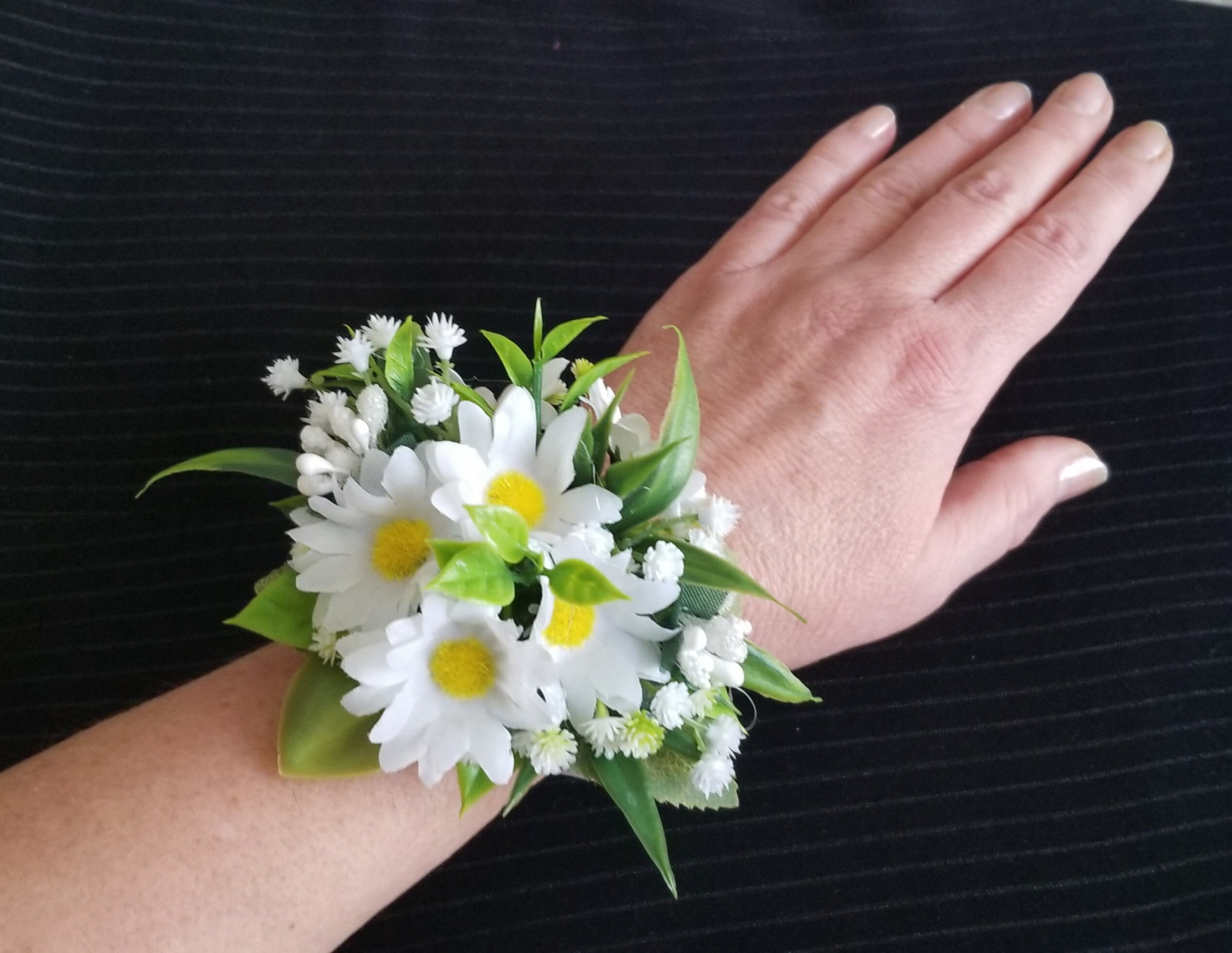 Daisy Wrist Corsage: Double Pearl Wedding Accessory - Etsy Israel