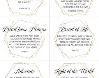 Könnte beinhalten: Ein Satz von vier goldgerahmten, druckbaren Karten mit inspirierenden Zitaten aus der Bibel. Jede Karte trägt einen anderen Titel: Allmächtiger, Alpha und Omega, Brot vom Himmel, Brot des Lebens, Anwalt und Licht der Welt. Die Zitate sind in schwarzer Schrift auf weißem Hintergrund gedruckt.