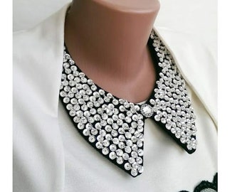 Avtagbara halsband i svart filt. Pärlhalsband. Avtagbar krage med silverpärlor och paljetter. Svart halsband. Halsband.