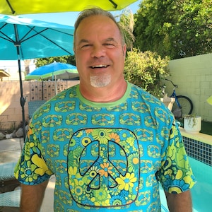 Groovy Peace Pop Art Unisex Pullover Shirt, Retro Flower Power Crewneck Shirt, Vintage Style Chartreuse & Turquoise Floral Peace Sign Shirt