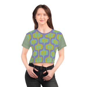 Mid Century Modern Style Square Peace Women&#39;s Crop-Top, Retro Mod Peace Sign Crop Tee, MCM Vintage Style Chartreuse & Purple Blouse