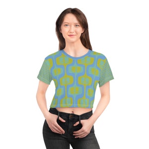 Mid Century Modern Style Square Peace Women&#39;s Crop-Top, Retro Mod Peace Sign Crop Tee, MCM Vintage Style Chartreuse & Sage Blue Blouse