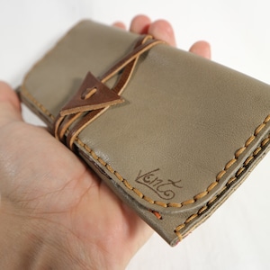 Porte-tabac COMPACT en cuir fabriqué et cousu à la main. Housses, papiers et filtres de tabac. Étui et pochette en marron ou d’autres couleurs