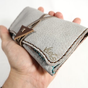 Porte-tabac en cuir fabriqué et cousu à la main. Housses de tabac, papiers et filtres. Étui et pochette en brun occidental ou d’autres couleurs