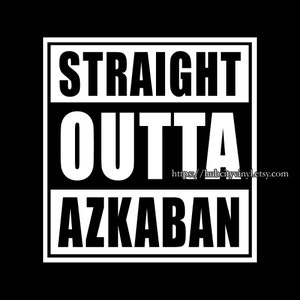 Op de afbeelding: Zwart-wit grafisch ontwerp met de tekst "STRAIGHT OUTTA AZKABAN" in een vet, blokkerig lettertype. De tekst is ingesloten in een zwart vierkant met witte randen.