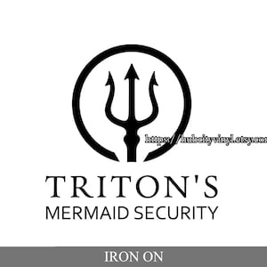 Peut inclure: Patch thermocollant noir et blanc avec un logo trident à l'intérieur d'un cercle et le texte "TRITON'S MERMAID SECURITY" en dessous. Le texte "IRON ON" est en bas de l'image.