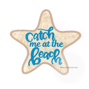 以下が含まれることがあります： 茶色の輪郭を持つベージュのヒトデで、青い刺繍で「Catch me at the beach」という文字が書かれています。