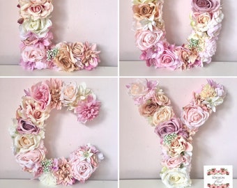 Placa de nome de bebê com estampa floral: letras de berçário com flores rosas