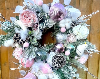 Handgemachter rosa Weihnachtskranz: gefrostete Rosen & Kugeln, festlicher Dekor