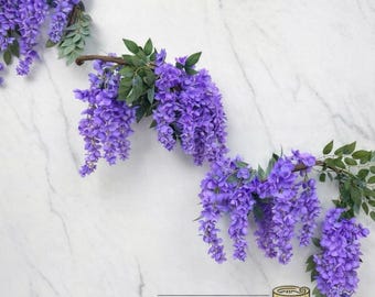 Kunstmatige paarse blauweregenslinger – realistische hangende wijnstok, natuurlijke houtstructuur, lila blauweregenbloemen