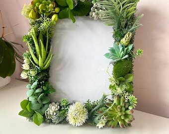 Cornice portafoto in muschio con piante grasse: decorazioni per cameretta dei bambini in stile bosco
