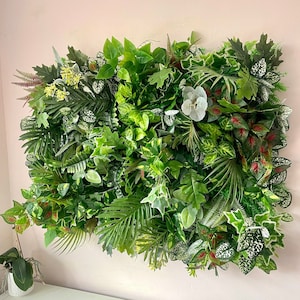 Parete verde siepe artificiale, sfondo fogliame di lusso, parete vivente tropicale foresta artificiale, pannelli vegetali finti, sfondo festa verde