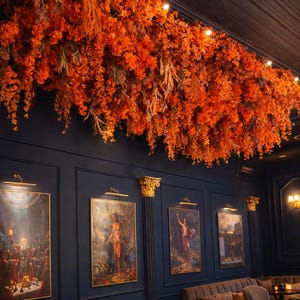 Paneles de techo con flores naranjas, instalación de flores artificiales otoñales, decoración modular para techos