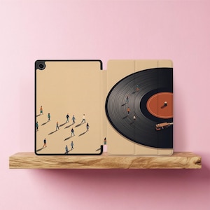 Op de afbeelding: Een tablethoes met een beige linkerpaneel met kleine geïllustreerde wandelende figuren en een rechterpaneel met een zwarte vinylplaat met een rood label en een platenspelerarm, wat een doorlopende grafische scène op de hoes vormt.