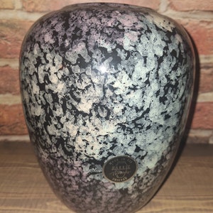 Puede incluir: Jarrón de cerámica negro y blanco moteado con cuerpo redondo y una etiqueta plateada que dice "Made in USA Harris Pottery Chicago".