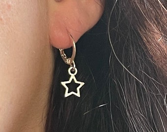 Stern Creolen, personalisierte Edelstahl Huggie Ohrringe, zierliche Stern Ohrringe für sie, Stern Geschenk, Tochter Grad Geschenk